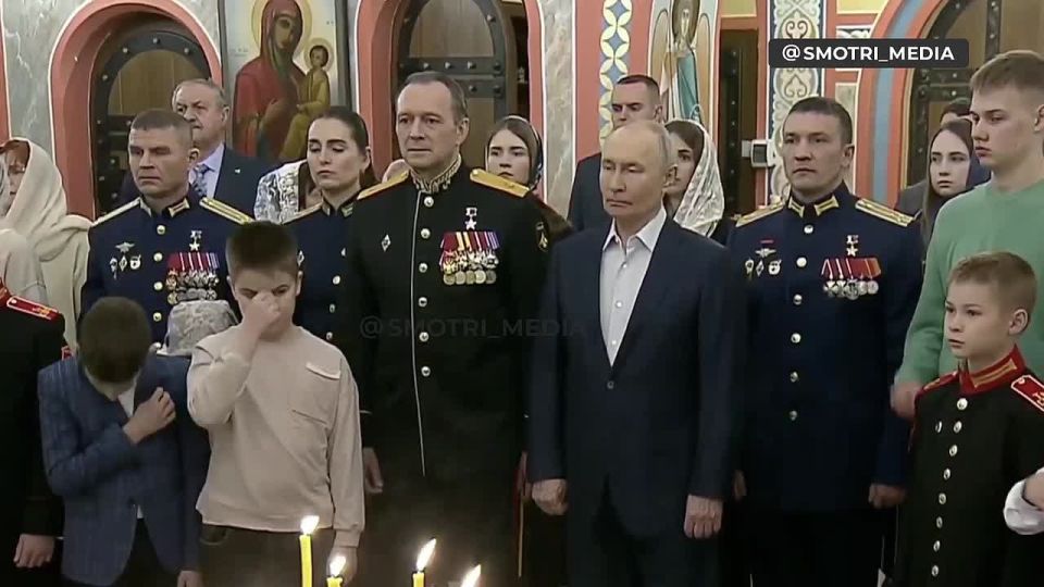 Президент Путин встречает Рождество вместе с военными и их семьями в одном из храмов Подмосковья