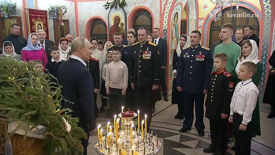 По окончании службы Владимир Путин пообщался с присутствовавшими в храме