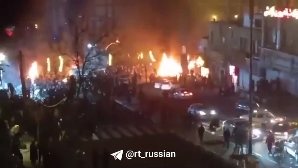 Протесты в столице Ирана переросли в беспорядки: демонстранты жгут баррикады, перекрывают улицы