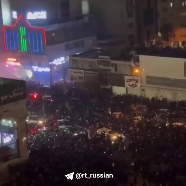 Протестующие перекрыли несколько улиц в центре Тегерана, утверждают в соцсетях и публикуют эти видео