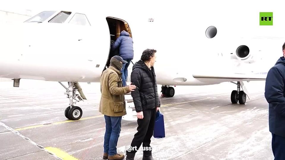 Кадры возвращения в Россию баскетболиста Даниила Касаткина, задержанного ранее во Франции