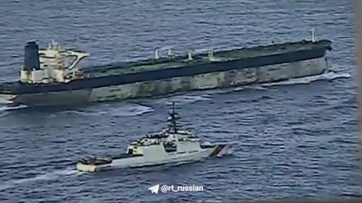 Береговая охрана США опубликовала кадры преследования танкера «Маринера» и высадки на него
