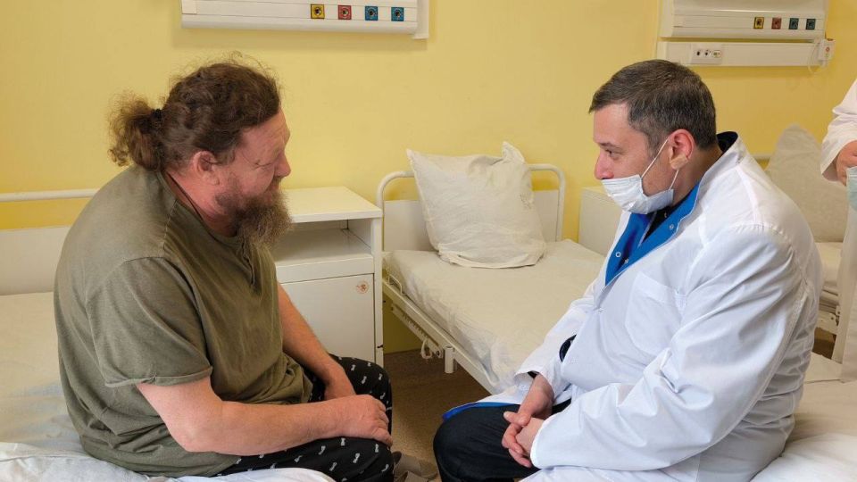 Александр Хинштейн: Настоятеля Свято-Троицкого храма в Судже протоирея Евгения Шестопалова, который пострадал от удара вражеского беспилотника, транспортируют в госпиталь Москвы