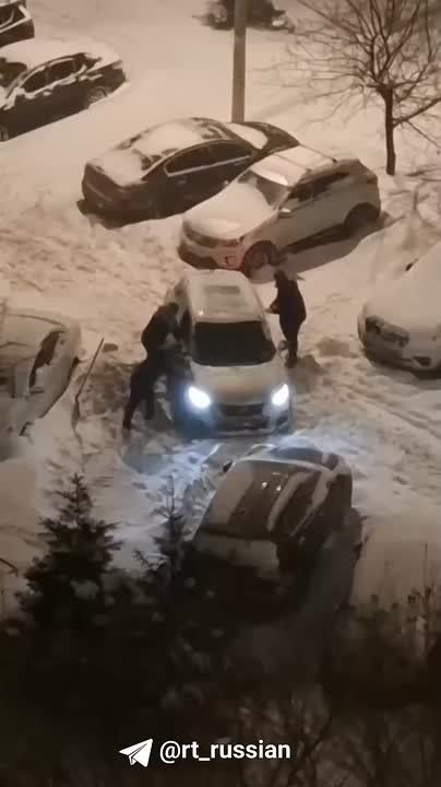 Машины приходится выталкивать руками, чтобы выехать из двора в Москве