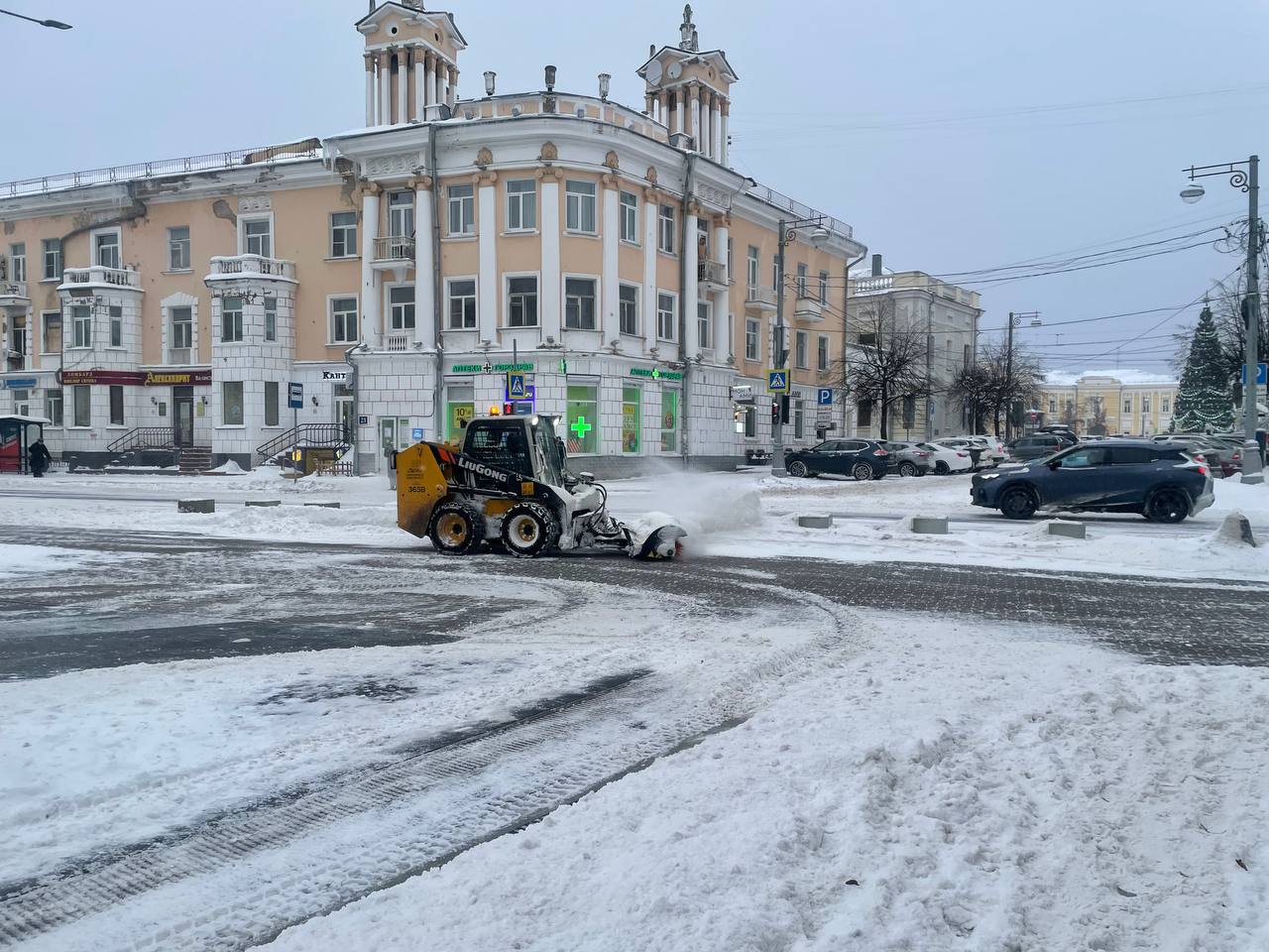 В центре Твери шустрая техника разгребает последствия мощного снегопада: видео В центре Твери шустрая техника разгребает последствия мощного снегопада: видео
