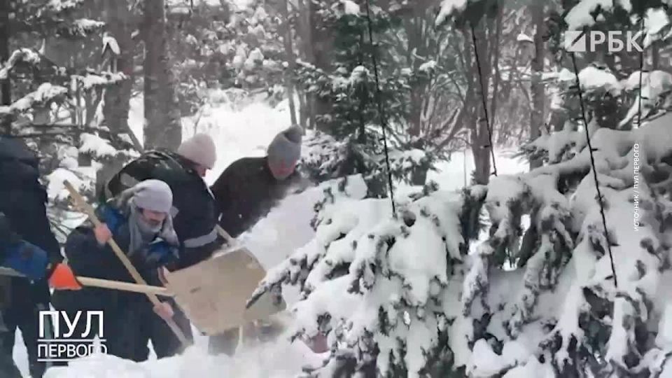 Мощный снегопад прошел и в Белоруссии — как пишет «БелТА», сотни сотрудников коммунальных служб и тысячи горожан участвуют в расчистке снега в Минске