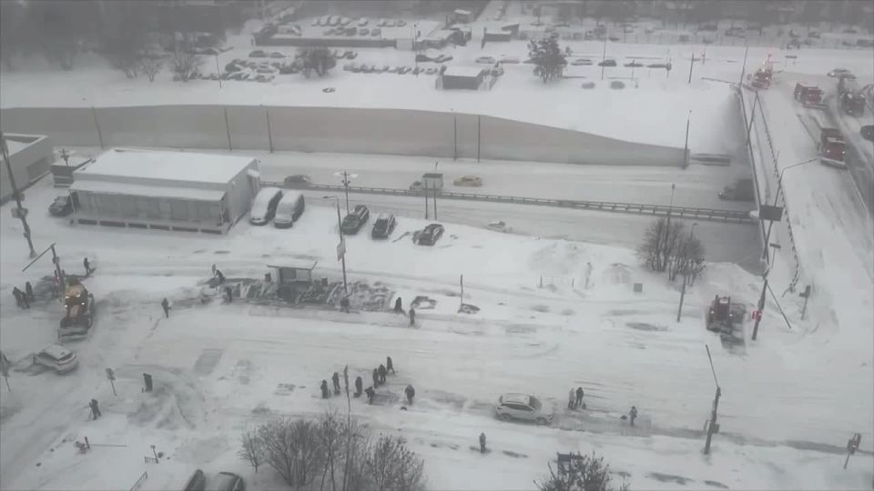 Москвичи вышли на улицы с лопатами, чтобы помочь коммунальщикам с уборкой снега