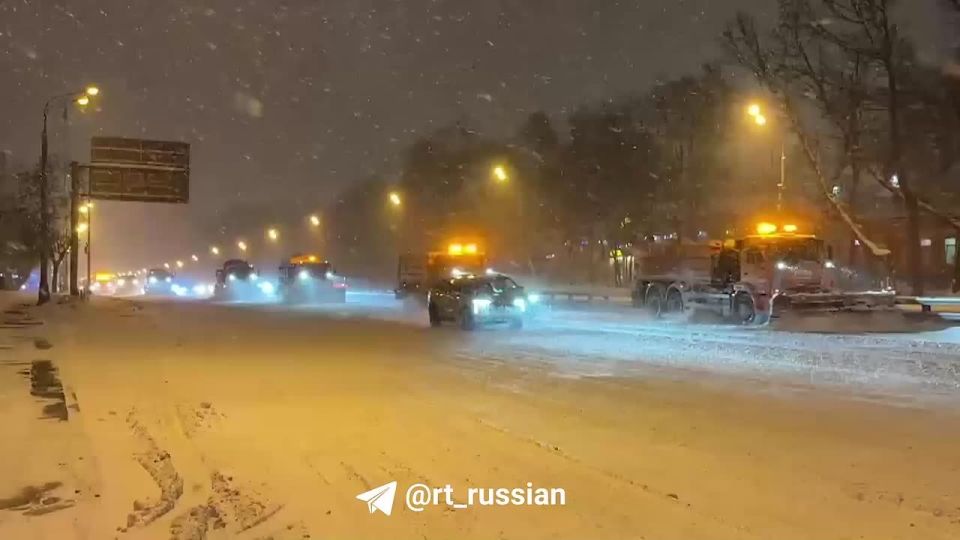 В Москве в круглосуточном режиме чистят дороги на фоне сильного снегопада, сообщили городские власти