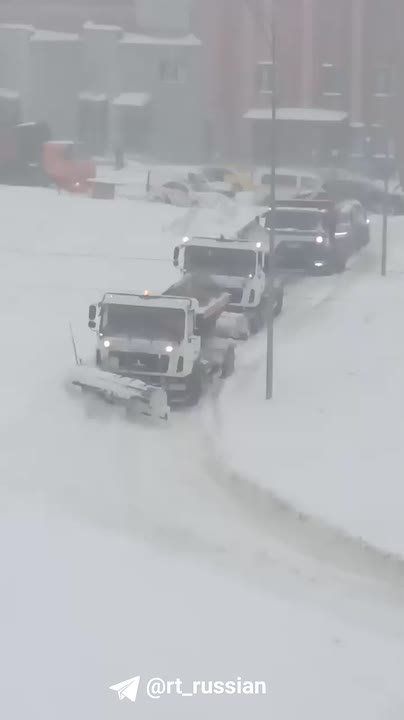 Снегоуборочная техника застряла во время очистки дороги в районе подмосковного Видного