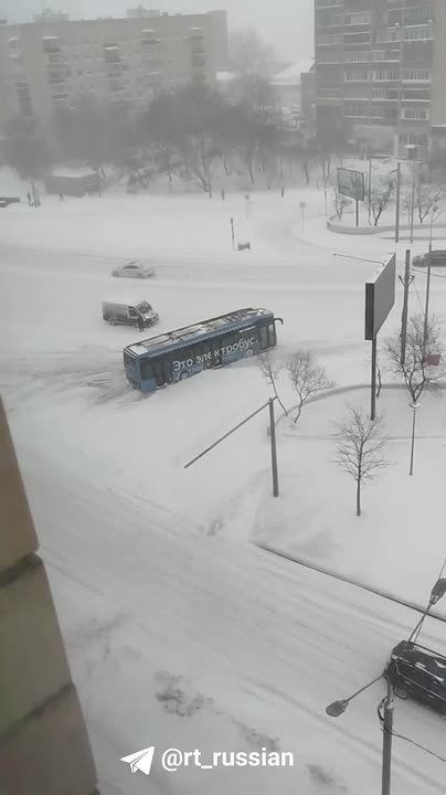 Электробусы тоже буксуют — один из них не смог подняться в горку на Бутырской улице в Москве