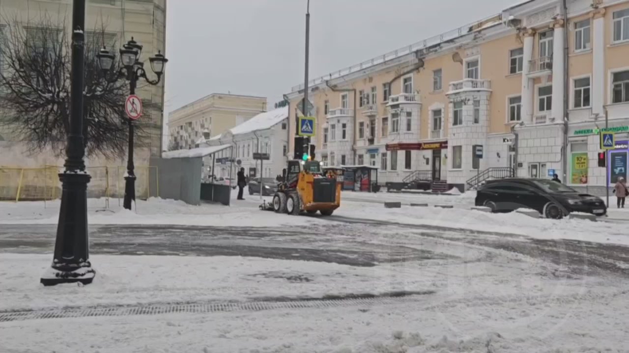 В центре Твери шустрая техника разгребает последствия мощного снегопада: видео