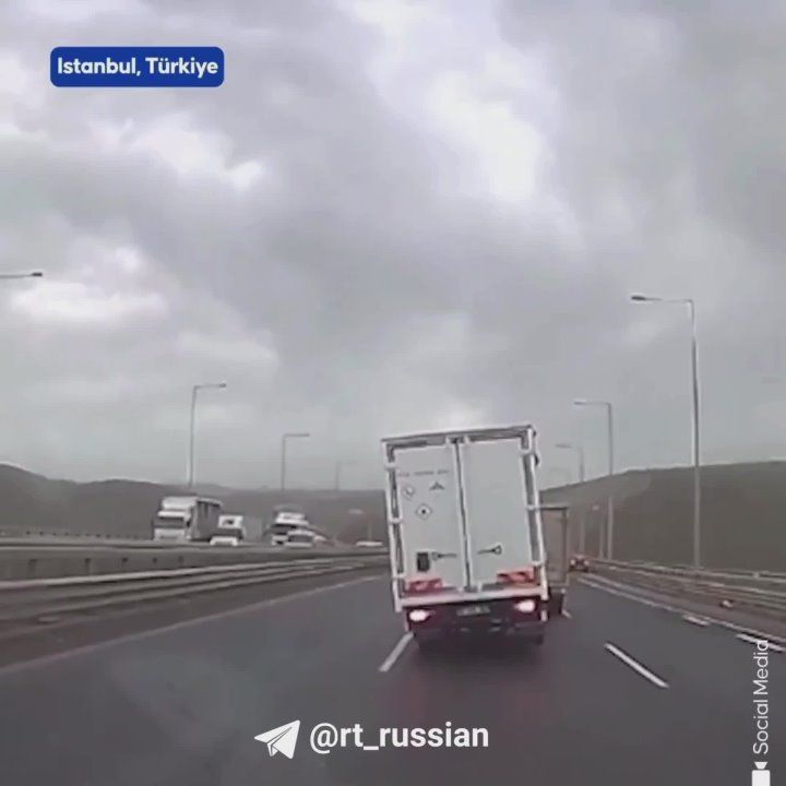 Шторм опрокинул несколько грузовиков на трассе в турецком Коджаэли