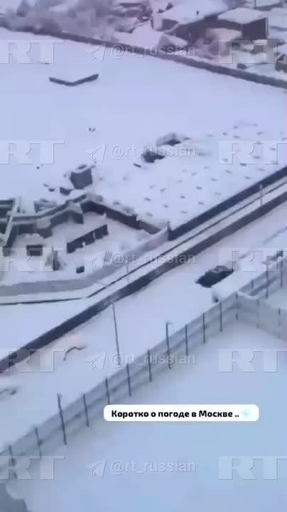 Водитель пытается буквально прорубить себе путь через огромные сугробы в Подмосковье, пишут в сети