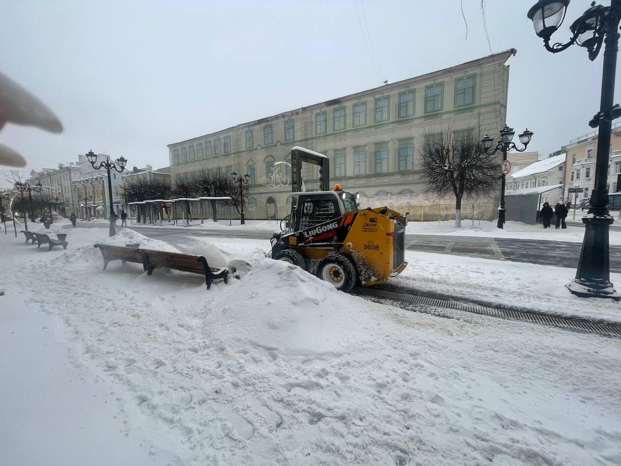 В центре Твери шустрая техника разгребает последствия мощного снегопада: видео В центре Твери шустрая техника разгребает последствия мощного снегопада: видео