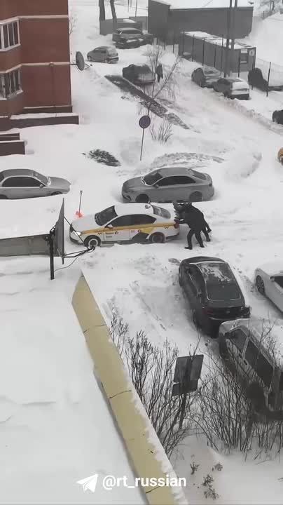 Машину такси в Москве пришлось подтолкнуть, чтобы она смогла проехать через двор