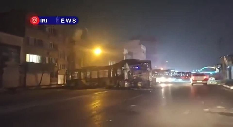 Национальное телевидение Ирана транслирует кадры последствий протестов в Тегеране прошлой ночью