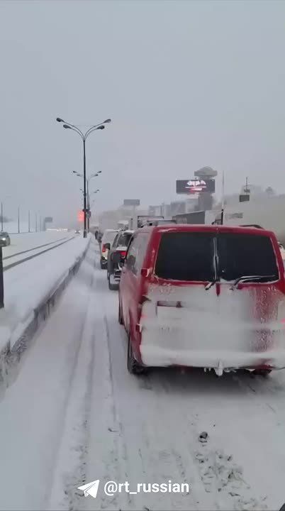 Из-за сильной метели МКАД в районе Красногорска встал, образовалась многокилометровая пробка