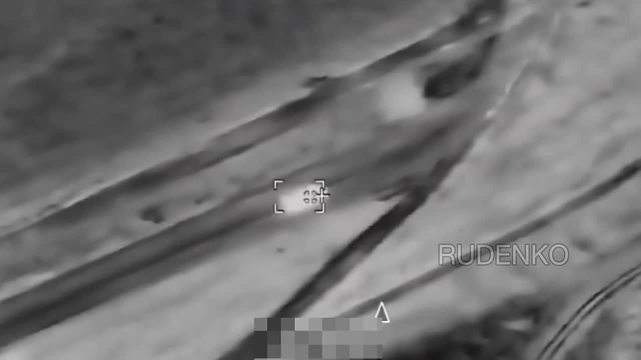 Андрей Руденко: В районе населенногопункта Северск операторы ударных беспилотных летательных аппаратов «Южной»группировки войск обнаружили перемещение двух вражеских боевых бронированныхмашин - «Humvee», производства США и...