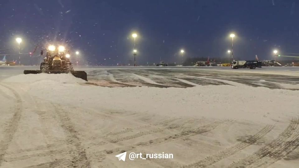 Мощный снегопад с порывистым ветром нарушили работу и петербургского аэропорта Пулково
