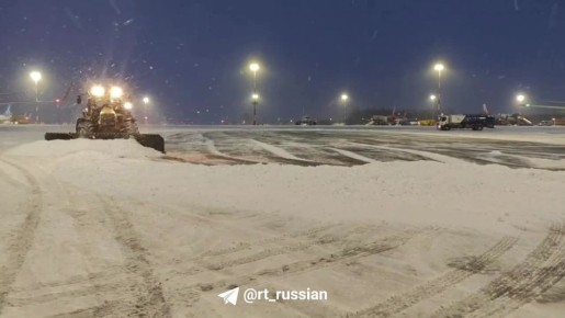 Мощный снегопад с порывистым ветром нарушили работу и петербургского аэропорта Пулково