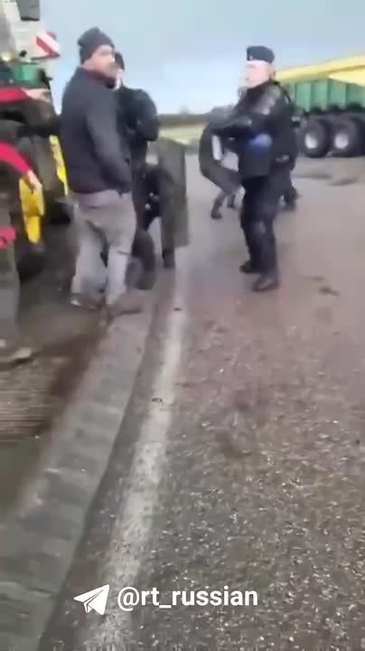 Стычки между полицией и протестующими фермерами произошли во французском Бассенс, недалеко от Бордо
