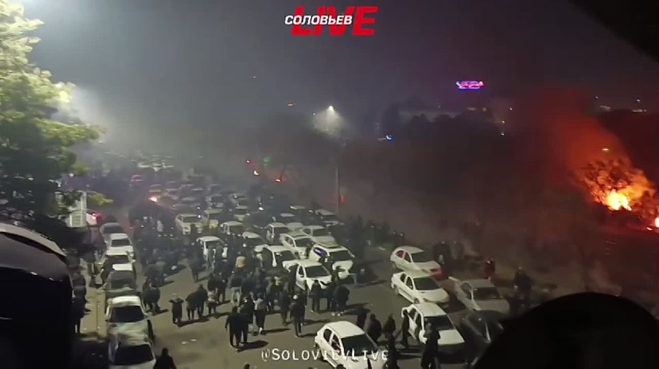 Андрей Клинцевич: Сжигают мечети и прокуроров: протестующие в Иране погрузили страну в хаос В Тегеране участники массовых протестов устроили масштабные погромы. Как заявил мэр иранской столицы Алиреза Закани, были...