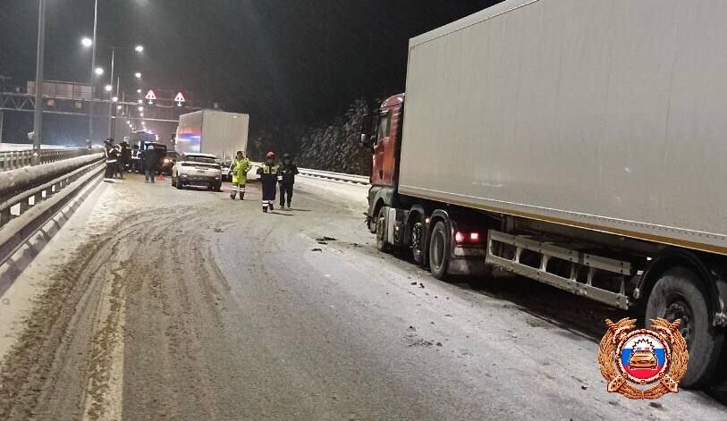Массовое ДТП на М-11 в Тверской области: столкнулись пять машин, пострадала девушка