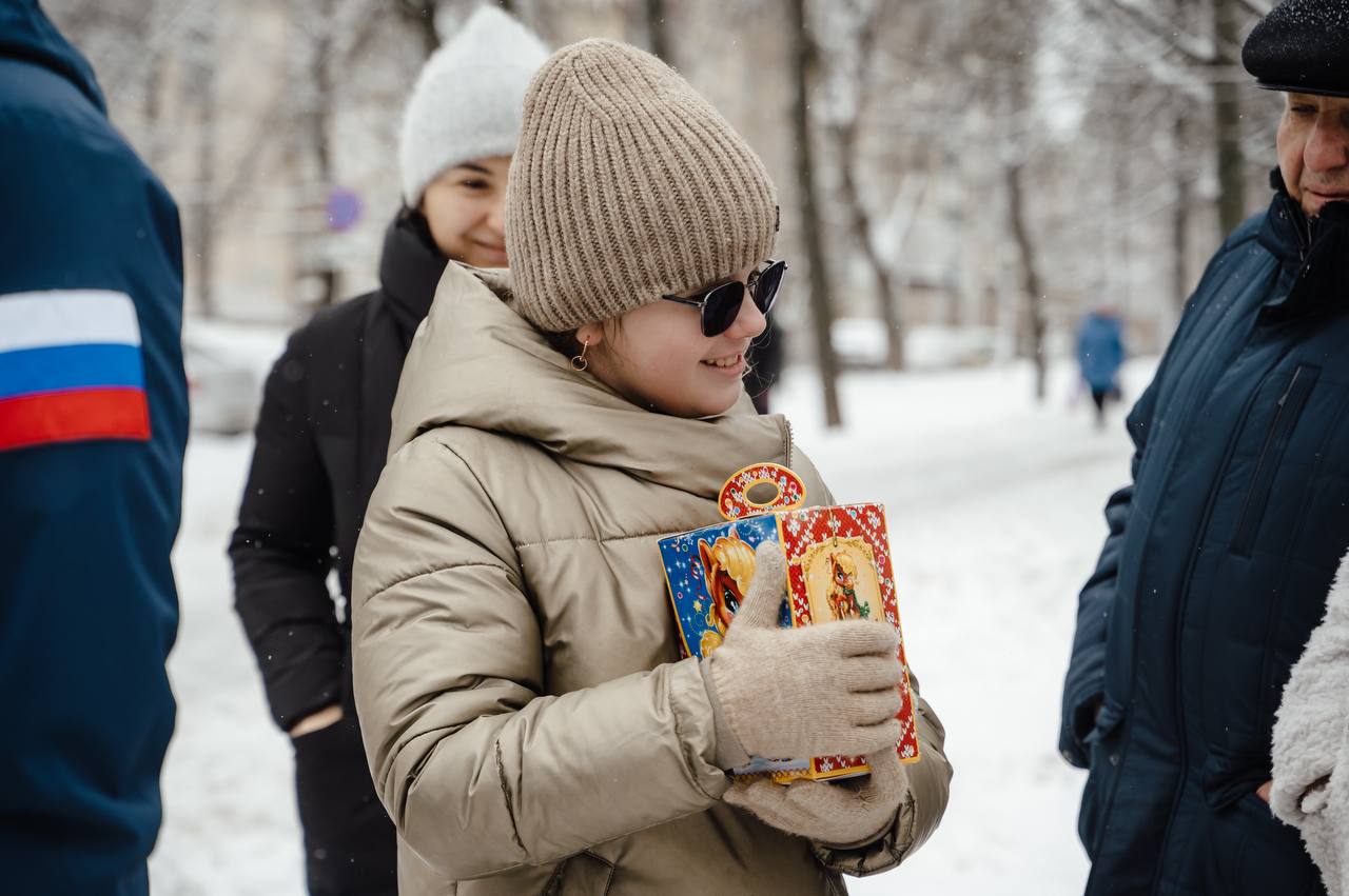 Александр Хинштейн: Во время прямой линии 10-летняя Кира Сергеевна (именно так она представилась) попросила украсить к Новому году курский парк Бородино Александр Хинштейн: Во время прямой линии 10-летняя Кира Сергеевна (именно так она представилась) попросила украсить к Новому году курский парк Бородино