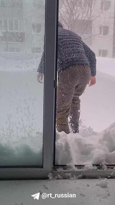 На Камчатке сугробы такой высоты, что из дома людям приходится выходить прямо через окно первого этажа