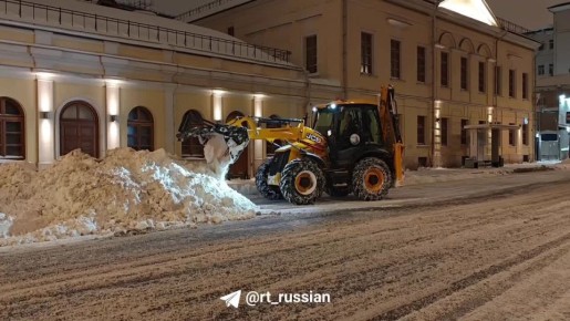В Москве коммунальщики круглосуточно убирают с улиц тонны снега после мощной метели