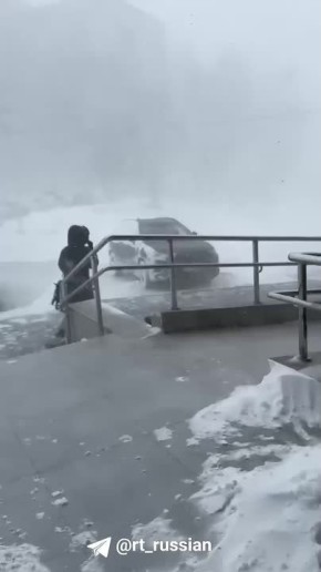 Снежная буря с порывами ветра до 30 м/с накрыла Владивосток