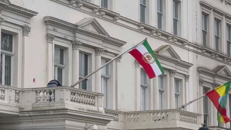 Иранский флаг сняли со здания посольства исламской республики в Лондоне и заменили на дореволюционный "Лев и Солнце" — Iran Spectator