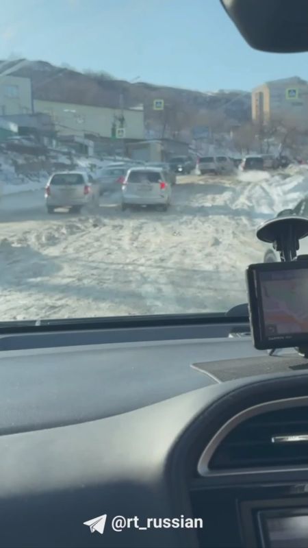 Во Владивостоке ввели свободное посещение школ и детских садов из-за мощных снегопадов