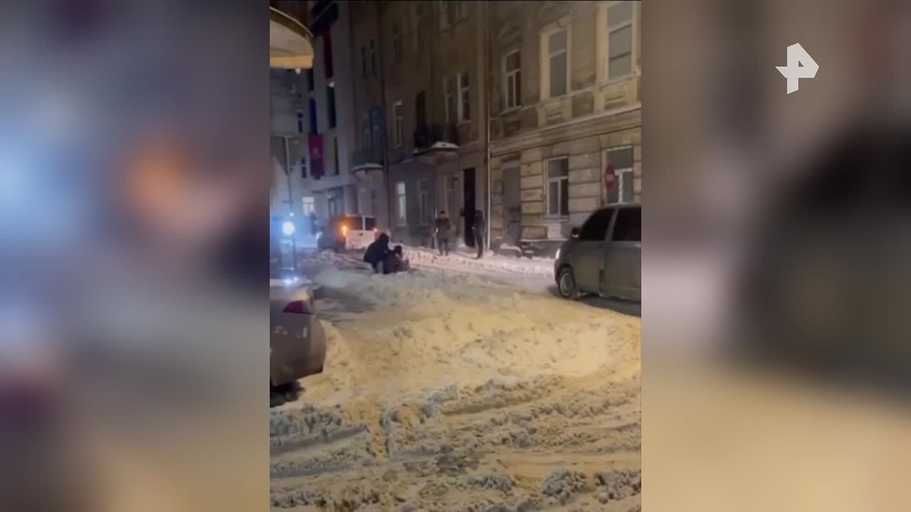 Сотрудник ТЦК бросил девушку в снег, которая пыталась вызволить своего мужчину из микроавтобуса во Львове