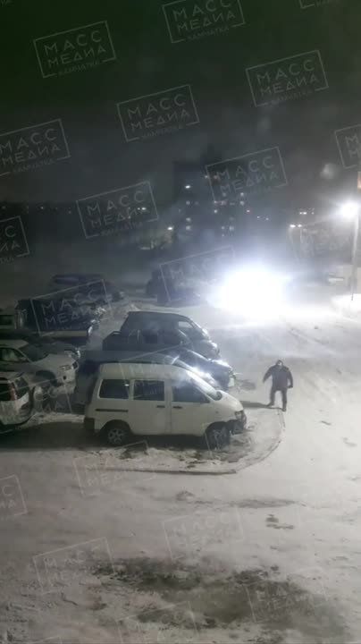 Обещанный ураганный ветер на Камчатке: с ног валятся даже взрослые, детям приходится цепляться за заборы