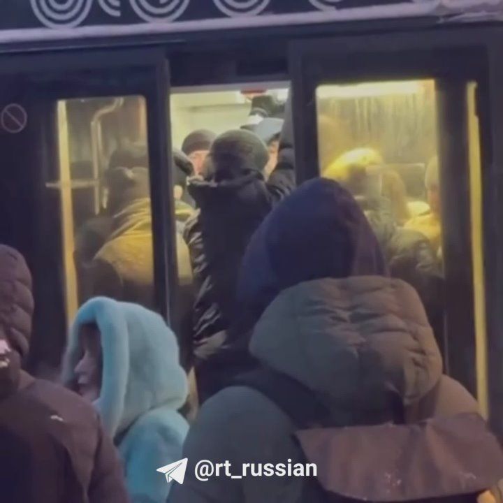 Длинные очереди на автобусных остановках в Москве