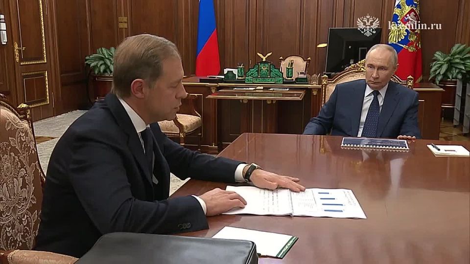 Владимир Путин встретился с Первым заместителем Председателя Правительства Денисом Мантуровым