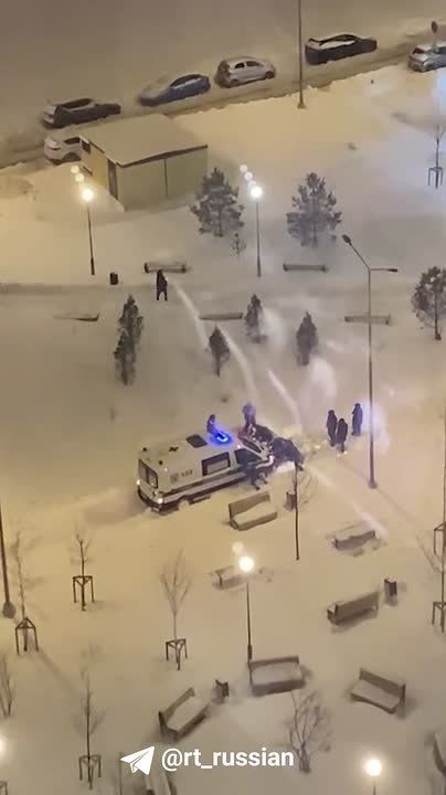 Скорая застряла в снегу во дворе на юго-востоке Москвы