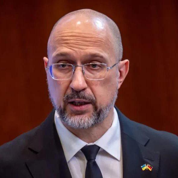 Признавал, что у Украины нет денег на увеличение зарплат вэсэушников, и говорил, что Киев пока не готов к переговорам с Россией