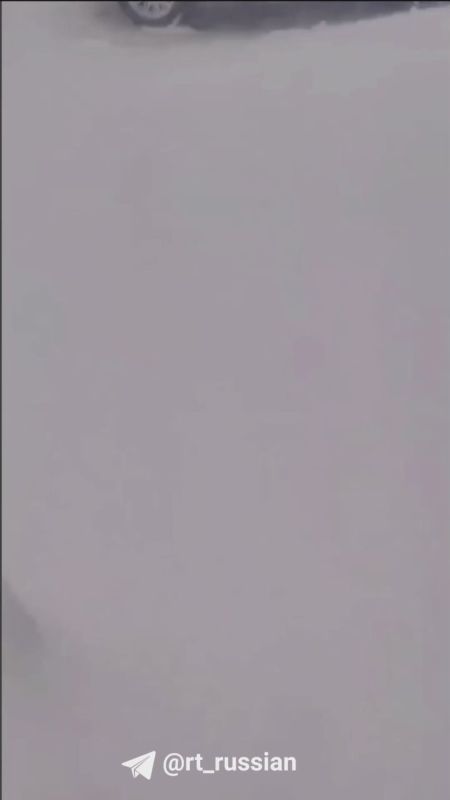 Подъезды завалены, людям приходится пробиваться сквозь сугробы: снежный апокалипсис на Камчатке продолжается