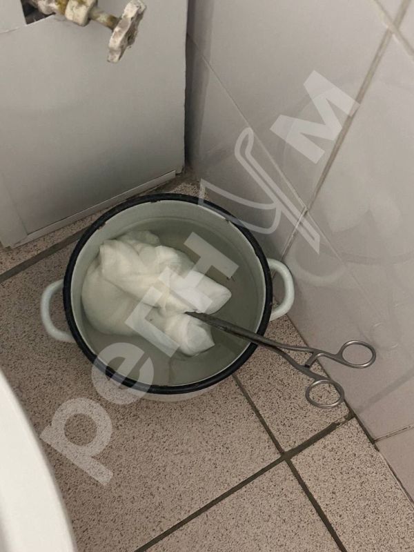 Марина Ахмедова: Поговорили с роженицами из Новокузнецкого роддома, и они прислали фото ёршика для унитаза из щипцов и марли