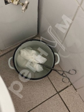 Марина Ахмедова: Поговорили с роженицами из Новокузнецкого роддома, и они прислали фото ёршика для унитаза из щипцов и марли