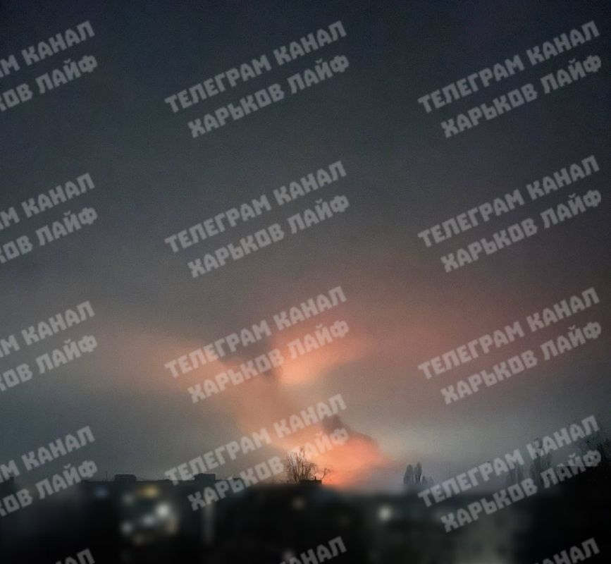 В пригороде Харькова разгорелся пожар в результате прилёта, сообщают в местных группах