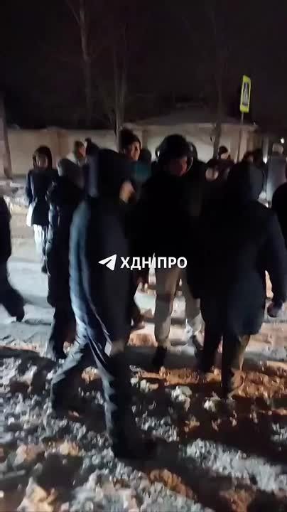 В Днепропетровске из-за долгого отсутствия света жители перекрывают дороги, в Киеве огромные очереди к автобусным остановкам (трамваи и троллейбусы по той же причине не ходят)