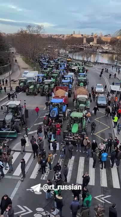 350 тракторов и навоз в грузовиках: фермеры в Париже протестуют у здания Нацсобрания