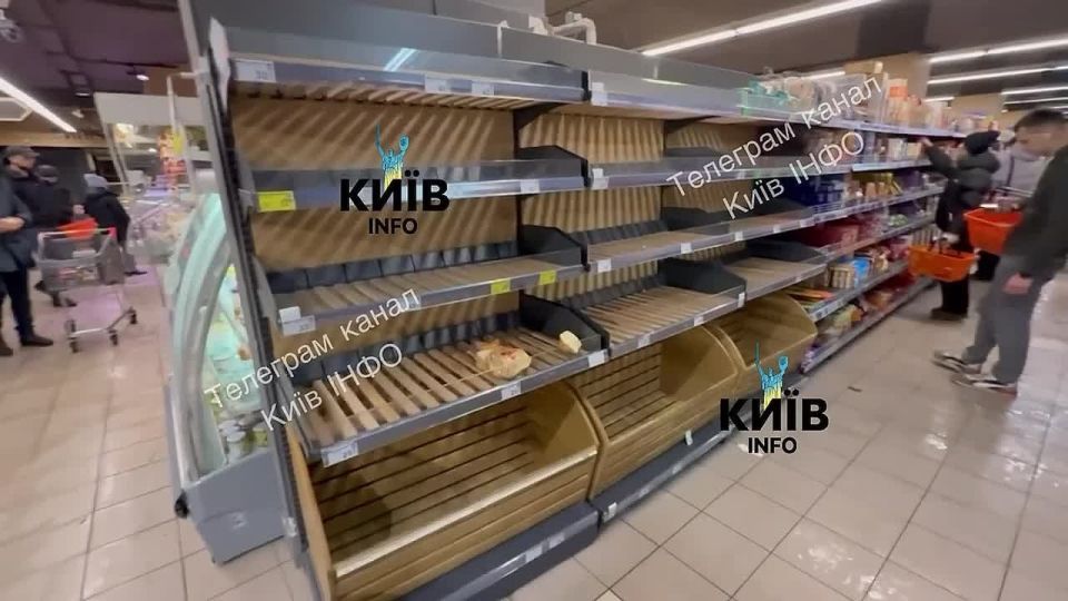 Жители Киева и области массово скупают хлеб, так как боятся закрытия магазинов из-за отключений света, сообщают украинские группы