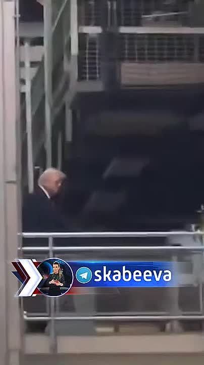 ‘Идите на...’ – Трамп показал работнику завода Ford средний палец