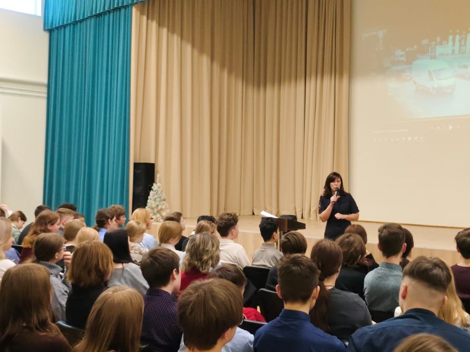 Сотрудники тверской Госавтоинспекции провели занятия по дорожной безопасности с юными участниками дорожного движения в ЦО № 49