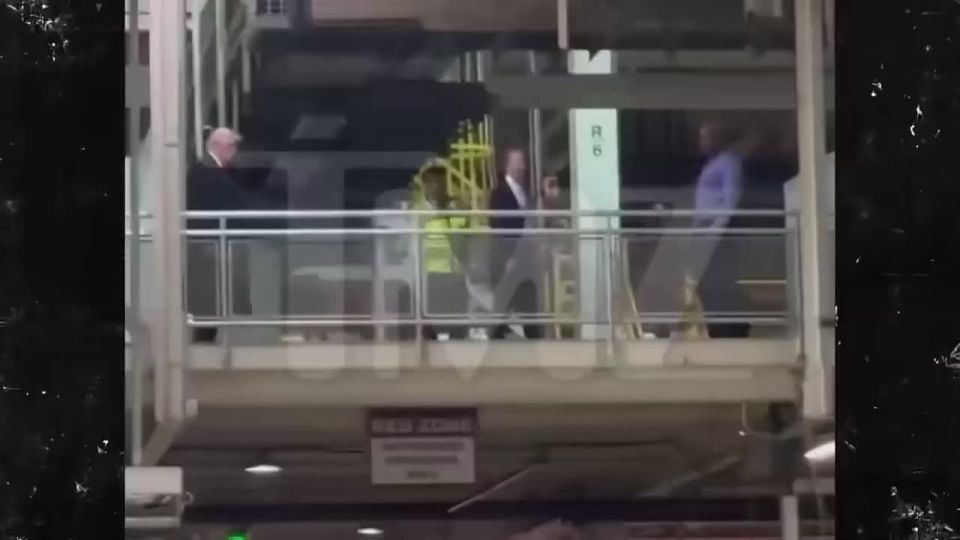 Трамп показал средний палец и нецензурно выругался во время посещения завода Ford в Детройте, утверждает TMZ