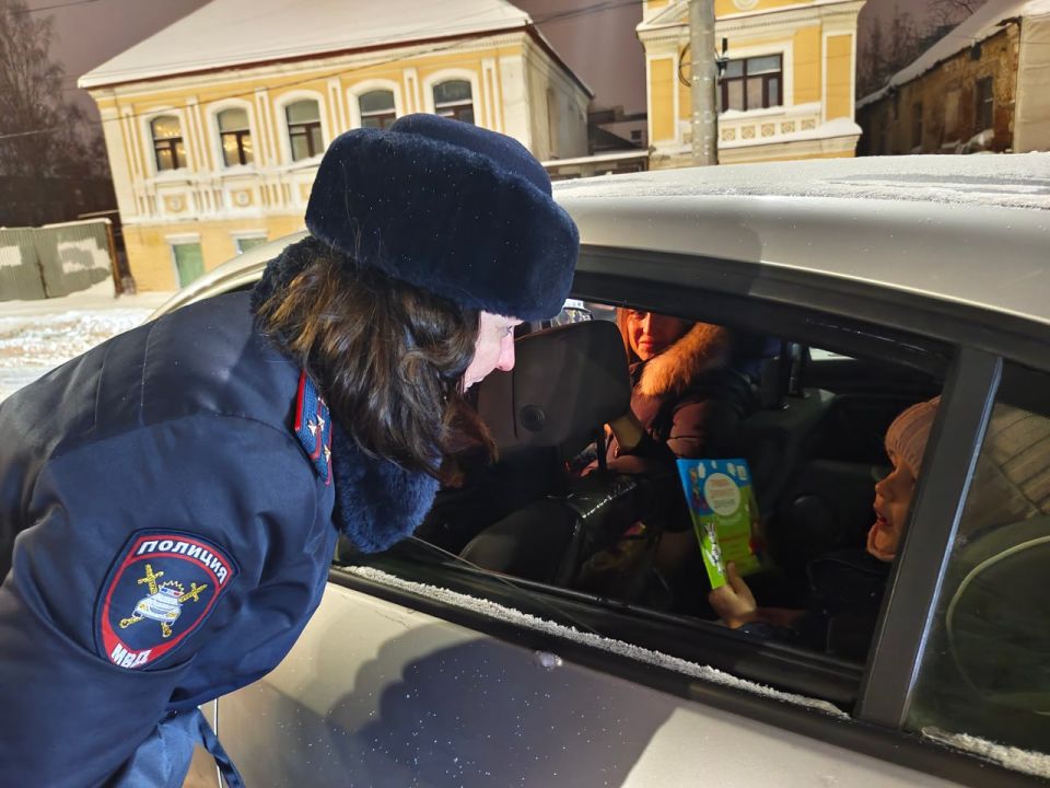 13 января тверские автоинспекторы провели акцию «Пристегни самое дорогое»